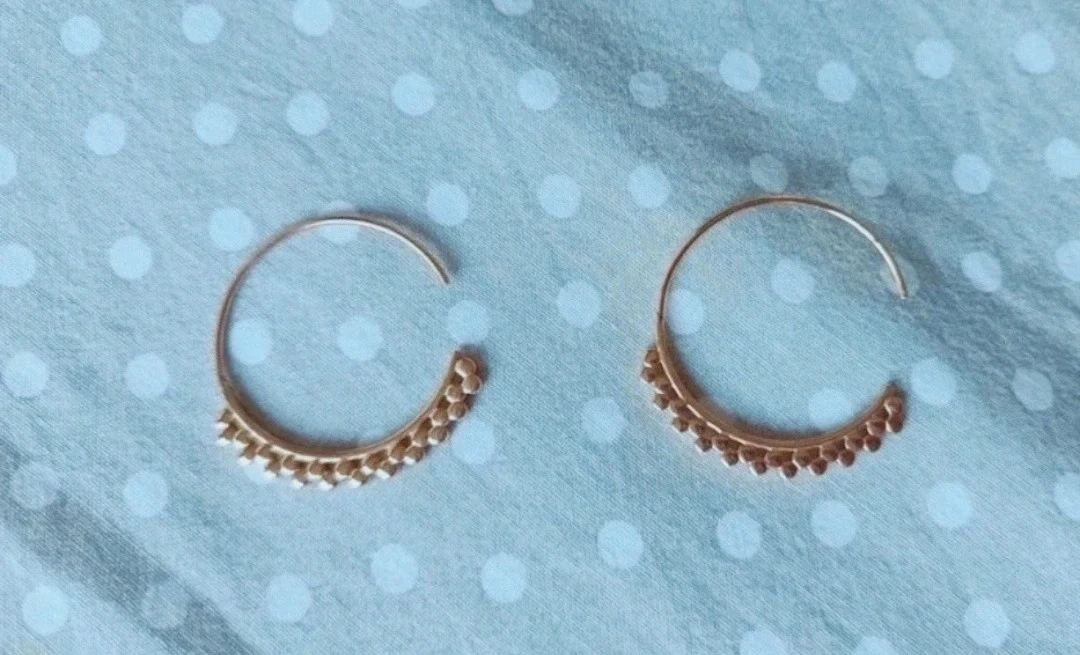 Gold-plated creole earrings with chiseled circles La Petite Parisienne – photo 2